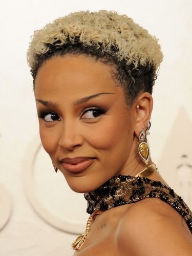 Doja Cat's thin eyebrows