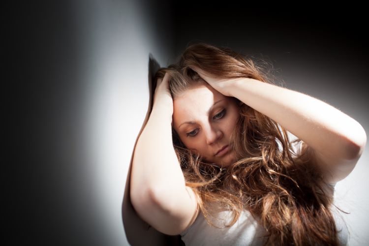 woman experiencing anxiety somatisation