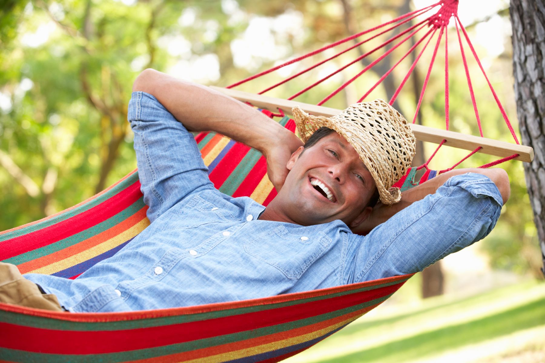 Man protecting his hair from the sun with a hat